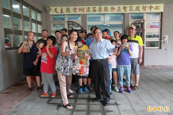 餐廳業者林佛樹送麥當勞套餐至聖家啟智中心，替院生提早慶祝中秋節。（記者鄭鴻達攝）