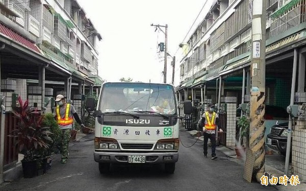 南投再添一例登革熱確定案例，南投市公所清潔隊派員在個案住家附近進行消毒防疫工作。（記者謝介裕攝）