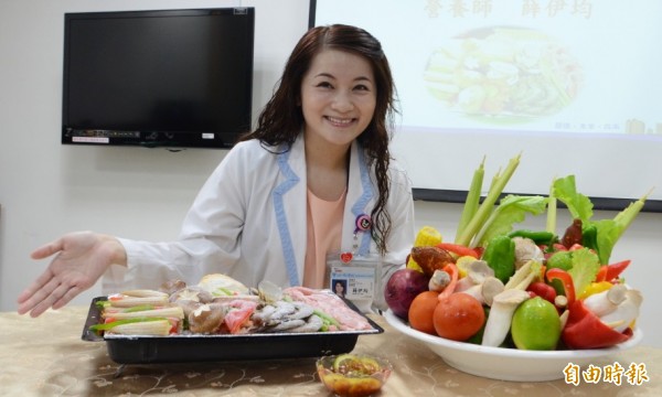 美女營養師薛伊均建議中秋烤肉增加膳食纖維攝取量，避免便秘。（記者吳俊鋒攝）