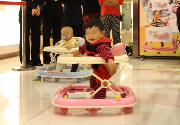 幼兒乘坐學步機要小心！照顧者一定要全神貫注，以免招來致命危機。（資料照）照片與新聞事件無關