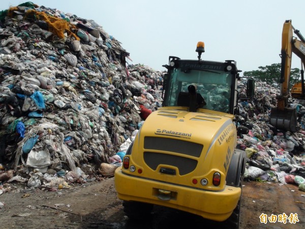 斗六市垃圾轉運站已堆積1300噸垃圾。（記者詹士弘攝）