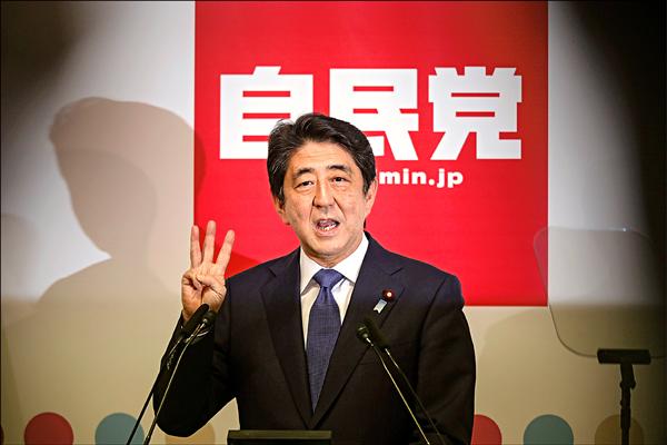 連任自民黨黨魁的日本首相安倍晉三召開記者會，強調今後施政將以經濟為優先，以創造六百兆日圓的ＧＤＰ為目標，推出「希望、夢想和安心」的「新三支箭」。（歐新社）