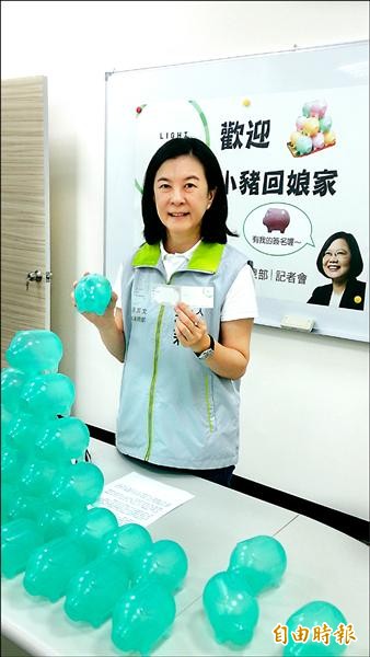 民進黨總統候選人蔡英文「小豬撲滿」募款活動，南市競選總部發言人邱莉莉呼籲民眾共同響應。（記者洪瑞琴攝）