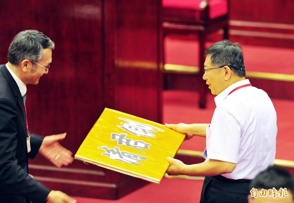 針對市府專員橋兵役等，市議員建議市長柯文哲應清君側。（記者方賓照攝）