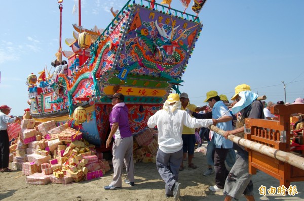 北門永隆宮的請親王船就定位，神轎守護。（記者楊金城攝）