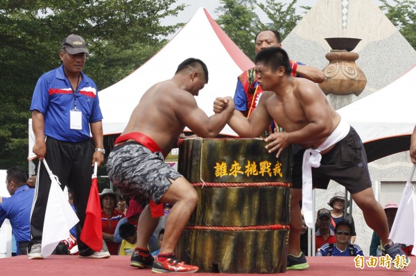 選手們經過多回合大戰，最終由來自泰武鄉泰武部落的搬運飼料青年達拉法克（右）勇奪冠軍。（記者邱芷柔攝）