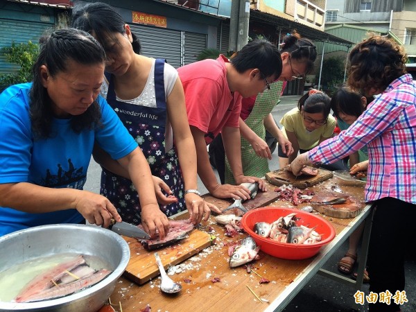 台南社大台江分校辦虱目魚乾私房菜料理營，老中青三代學員一起動手學習。（記者王俊忠攝）