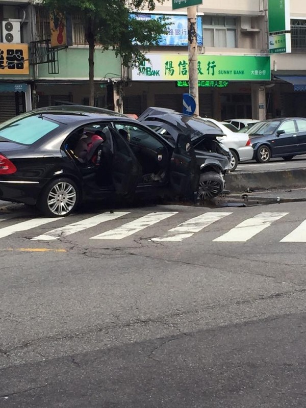 台中市大里區國光路在今下午傳出車輛撞上分隔島的意外。（圖擷自《爆料公社》）