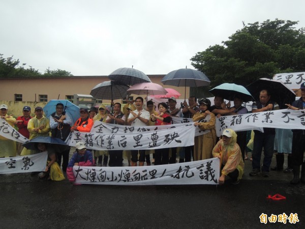 后里居民冒雨反對重建動物焚化爐。（記者張軒哲攝）