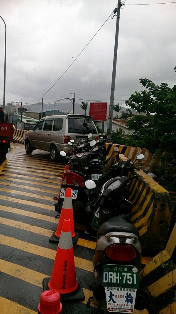 警方出動拖吊車，將汽機車拖吊至安全的地方。（記者曾健銘翻攝）