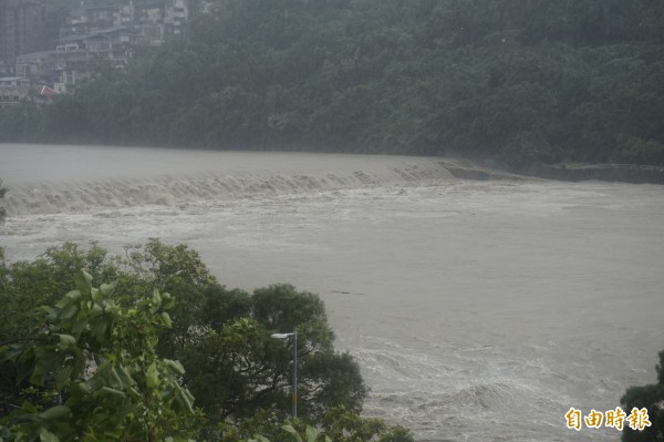 烏來風強雨驟 招牌倒塌、溪水暴漲 生活 自由時報電子報