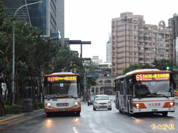 新北市交通局宣布，受杜鵑颱風影響，晚間7點起轄內所有公車路線停駛。（記者賴筱桐攝）