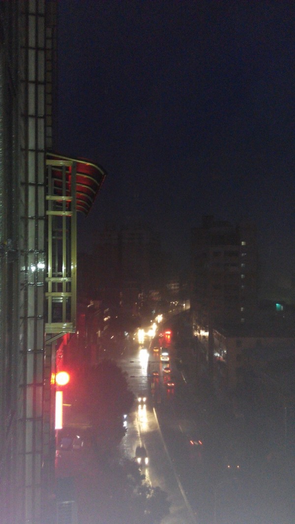 杜鵑颱風來襲，三峽大停電，復興路一片漆黑。（圖片擷取自我是三峽人）