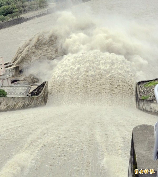 蘇迪勒、杜鵑颱風都帶來驚人雨量，今年卓半年還大鬧乾旱的石門水庫，不倒兩個月內接連實施洩洪。（記者李容萍攝）