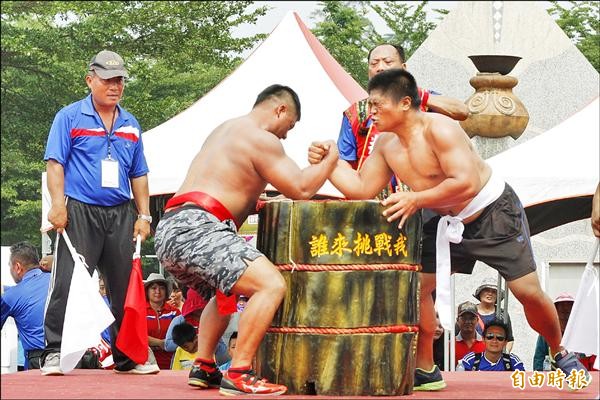 屏東縣來義鄉運今年首辦腕力大賽，由來自泰武鄉泰武部落的搬運飼料青年達拉法克（右）勇奪冠軍。（記者邱芷柔攝）