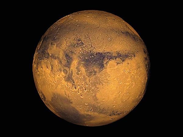 NASA今天將召開記者會，宣布在火星上的重大發現，雖然網友們大多猜測NASA發現外星生命，不過就之前釋出的消息顯示，發現火星上有液態水的可能性較高。（取自NASA臉書）
