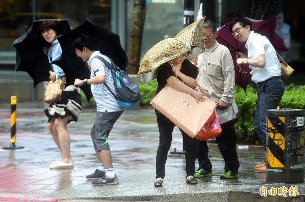 強烈颱風杜鵑侵襲台灣，北北基明日放假一天。（記者方賓照攝）