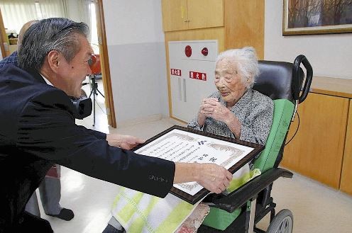 日本最長壽女性人瑞逝世，由同樣115歲的田島娜比（見圖）接任。圖為資料照。（圖擷取自《讀賣新聞》）