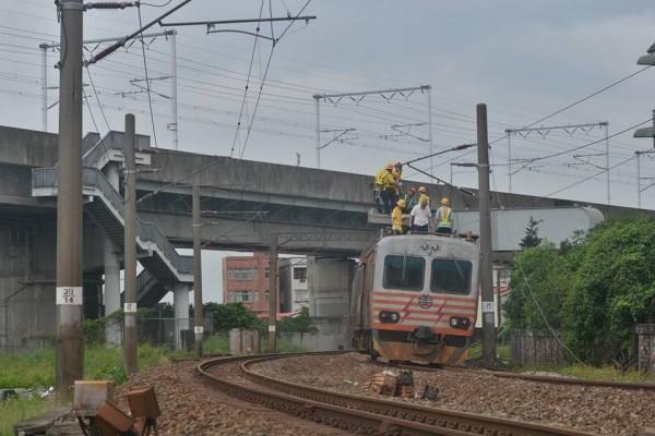 杜鵑颱風讓台鐵電車線受損嚴重，西部幹線希望在中午搶通，突圍樹林到浮州間搶修狀況。（圖由台鐵提供）