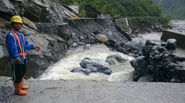 杜鵑颱風暴風圈即將離台，但全台公路多處受災封閉，圖為台8線白沙橋路段181.3公里處。（公路總局提供）