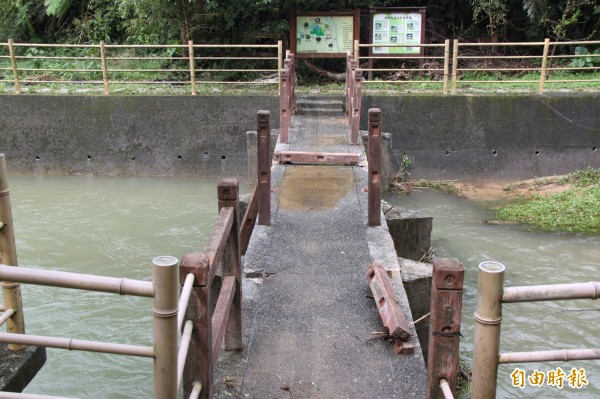 瑪陵坑富民親水公園木棧道損毀。（記者林欣漢攝）