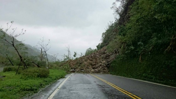 蘇花公路武塔段崩塌嚴重，139.4ｋ坍方造成道路雙向阻斷，災修工程耗大，預計今晚18時搶通。（南澳工務段提供）