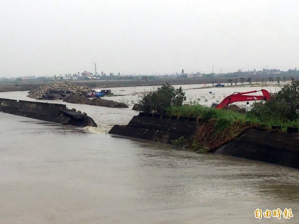 岸內大排與新田寮大排交接處附近堤岸潰堤，水漫鹽水區番茄專業區，六河局進行搶修。（記者王涵平攝）