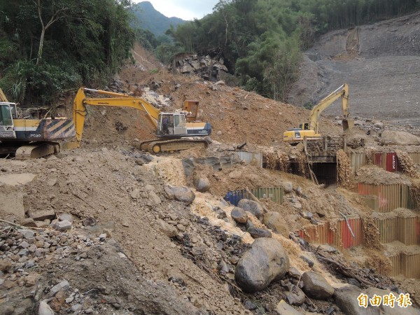 台9甲線10.2K處再度因土石坍方中斷。（記者翁聿煌攝）