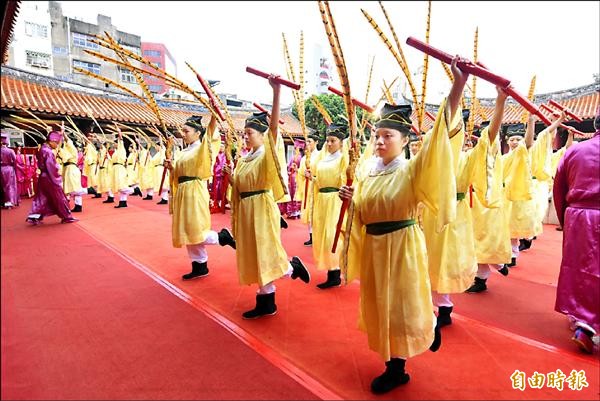 彰化藝術高中舞蹈班36位學生獻六佾舞，舞出對孔子的敬仰之意。（記者張聰秋攝）