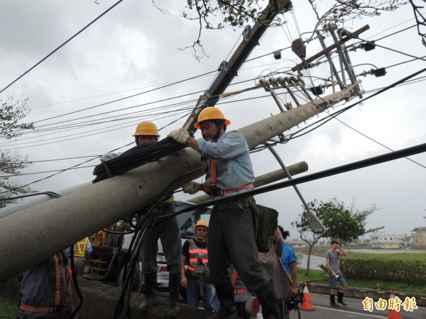 強颱杜鵑過境，截至29日晚間7時已累計約227萬戶停電，台電人員也在持續搶修中。（記者江志雄攝）