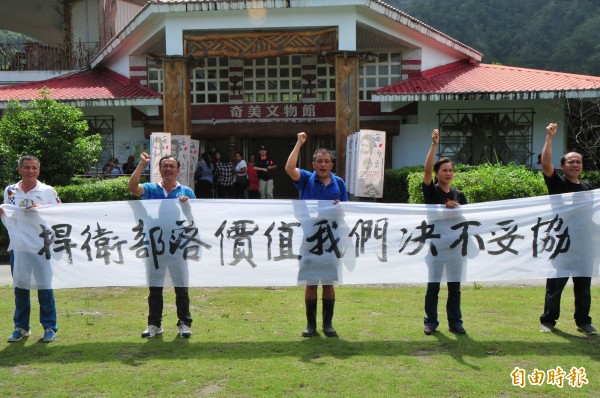 奇美文物館重新開張，但已不是奇美部落主導，部落在文物館門口拉布條「捍衛部落價值」。（記者花孟璟攝）