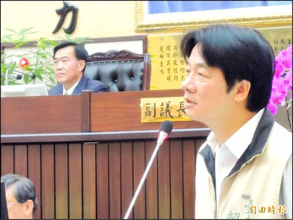 昨日議會第一天市政總質詢，市長賴清德與議長李全教首度正面交鋒。（記者洪瑞琴攝）