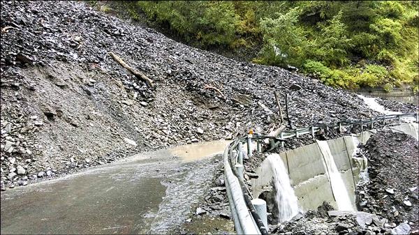 仁愛鄉投八十九線力行產業道路十四．五公里大量雨水、土石滑落阻斷交通。（仁愛分局提供）