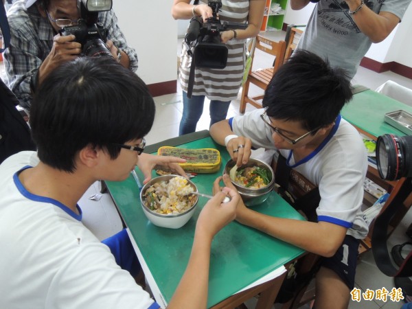 小港國中學生覺得吃到的米飯跟以前沒差別。（記者洪定宏攝）