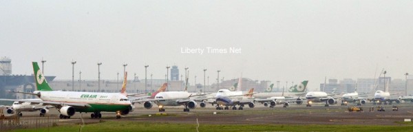 杜鵑颱風過後，桃園機場處理航班不當，造成航空公司與旅客的嚴重損失，苦水航空公司只能往肚子吞，圖為地面排隊等待起飛的航機。（記者姚介修攝）