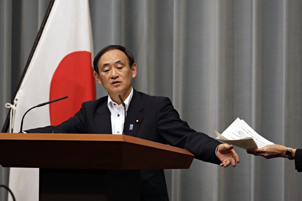 日本內閣官房長官菅義偉強調，日本政府絕對不會向中國派出間諜。（美聯社）