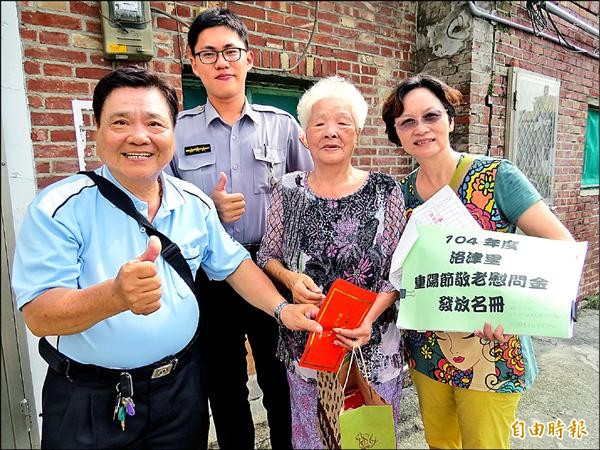 鹿港鎮洛津里長黃文秋（左）親自把重陽敬老禮金送到長者手上，還加碼自掏腰包送蛋糕。（記者劉曉欣攝）