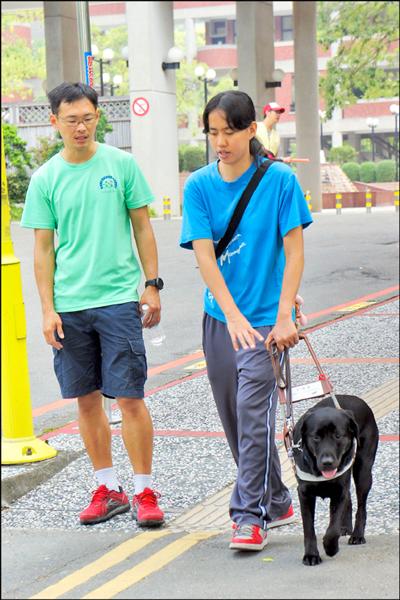 盲生黃靖茹由導盲犬指引上公車，車上卻被誤會是帶寵物犬，讓她心理很受傷。（大葉大學提供）