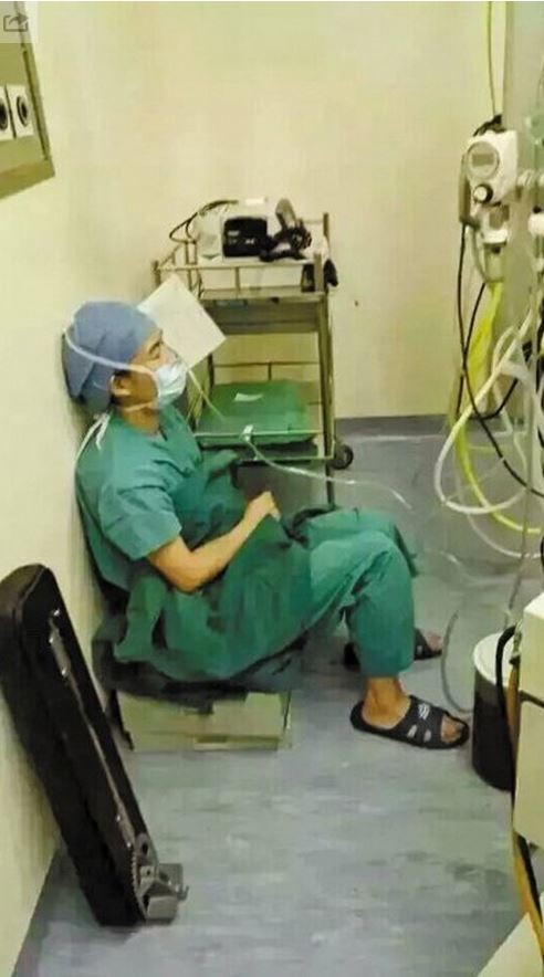 中國女醫師丁慧青一天連做8台手術，累得拿氧氣管吸氧休息。（圖擷取自網路）