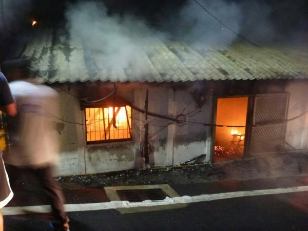 仁愛鄉春陽村第一班龍山巷昨天深夜11時許發生住宅火警，鐵皮屋民宅陷入一片火海。（圖：縣府消防局提供）