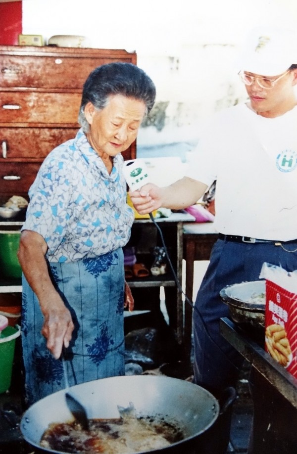 莊朱玉女生前在高市公園路橋下賣了50年「10元自助餐」。（資料照，記者黃佳琳翻攝）