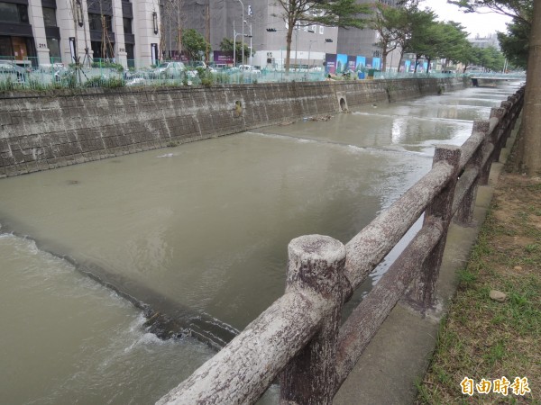 新竹縣竹北市勝利七、八街的住戶，嫌新的藍色造型欄杆醜，希望換回原來咖啡色的仿木欄杆；縣府工務處從善如流簽辦變更設計，但礙於法規和經費限制，最後仍只得維持原設計。（記者廖雪茹攝）