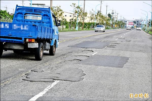 嘉義縣義竹鄉一號道路是嘉縣對台南市的門面道路之一，也是義竹重要的外環道，但路面坑坑洞洞，行經的汽機車要左閃右躲，駕駛人罵翻天。（記者吳世聰攝）