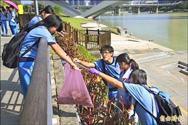 南強工商「南強志工日」活動協助社區鄰里進行環境美化，獲新北市年度「友善校園卓越學校獎」肯定。（記者翁聿煌攝）