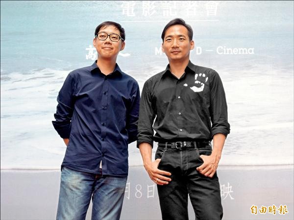 五月天石頭（右）與導演林書宇（左）現身高雄影城，石頭首當電影男主角，最感謝太太和導演。（記者黃良傑攝）