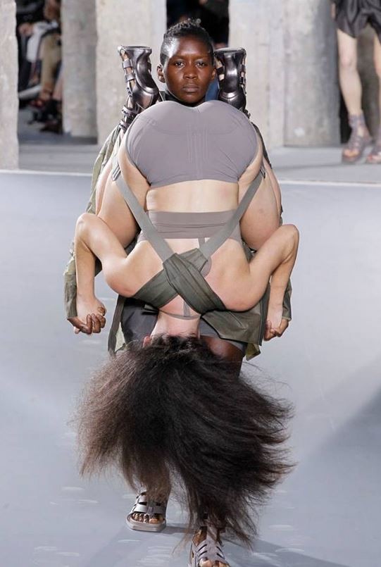 美國知名設計師瑞克歐文斯（Rick Owens），發想出「兩人合體」走秀。（圖擷取自The Business of Fashion臉書）