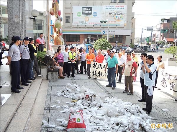 不滿農損勘災速度太慢，古坑鄉農民到鄉公所前抗議。（記者黃淑莉攝）