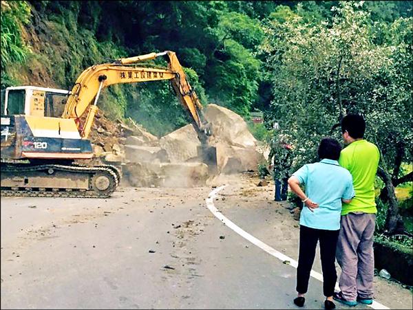 泰安鄉錦卦大橋附近落石不斷，杜鵑颱風過後還砸下五十噸巨石。（記者蔡政珉翻攝）