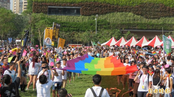 台中市今天舉行同志遊行,並迎彩虹大旗進場 (記者蘇金鳳攝) 台中市今天舉行同志遊行,並迎彩虹大旗進場 (記者蘇金鳳攝)