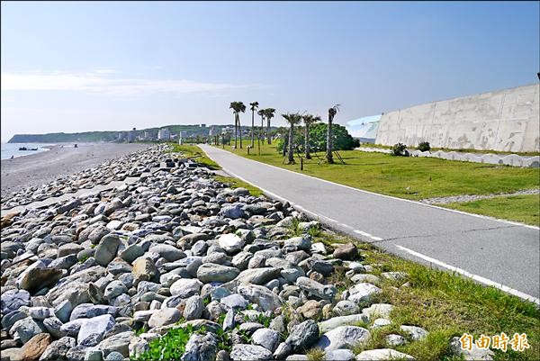 寬十六米道路界標已向外波及原有綠地與自行車道，遊客憂心一九三縣道拓寬後，休憩美景不再，恐面臨「人車共行賞海景」窘境！（記者王峻祺攝）